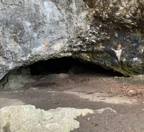 Jeskyně Hladomorna pod hradem Holštejn