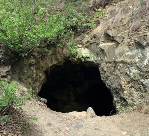 Jeskyně po cestě