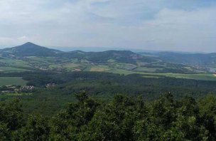 Nenáročná turistika na vyhlídkovou horu Lovoš v Českém středohoří