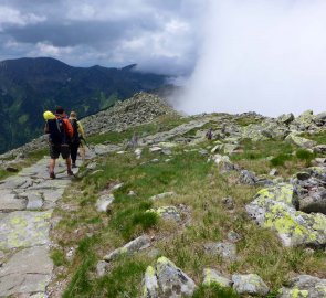 Kamenný chodník na hřebeni Nízkých Tater za vrcholem Dereše