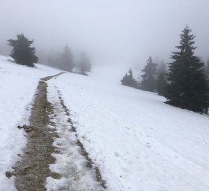 Snow-covered hiking trail to the Gežov saddle