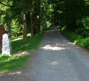 Asfaltová cesta v Priessnitzových lázních - začátek červené značky