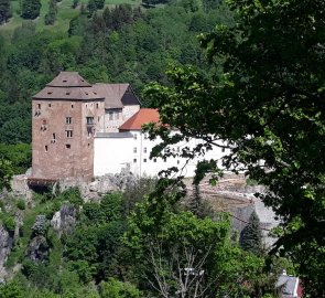 Pohled na zámek Bečov z panoramatické stezky