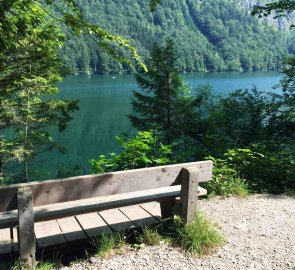 Pro relax a výhledy na jezero Langbathsee využijte dřevěné lavičky