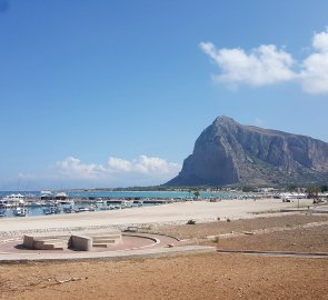 Pohled na horu Monte Monaco 532 m n. m. od pláží v San Vito lo Capo na Sicílii