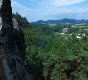 Pohled na skalní hrad Sloupu v Čechách a v dálce Lužické hory
