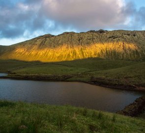 Pohled do kaldery bývalé sopky z vyhlídky Monte Gordo 540 m n. m. na ostrově Corvo na Azorech