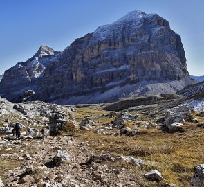 Tofana di Rozes a začátek Val Travenanzes