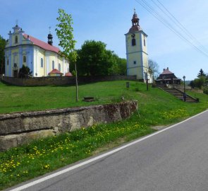 Kostel v Horním Prysku, za ním je zavřená hospoda U Ševce
