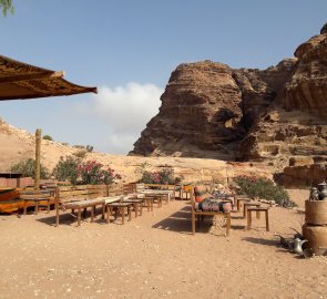 Občerstvení u klášteru Ad-Dér - nejvyšší bod skalního města Petra