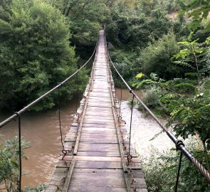 Úvodní visutý most přes řeku Neru