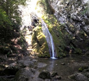 Jeden z vodopádů Șușara Waterfall