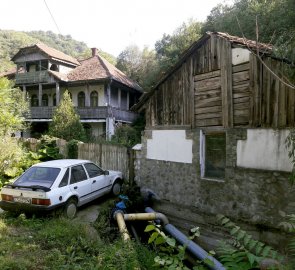 První budovy u východu z parku do Sasca Montană