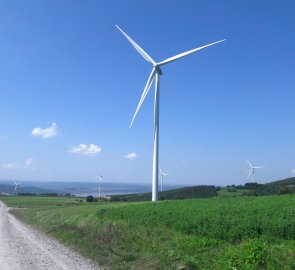 Za vesnicí je to samá větrná elektrárna