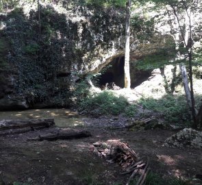 Jeskyně Vranovec a kousek vedle je místo pro kempování