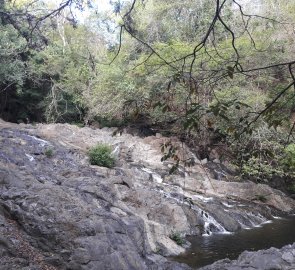 V jednom místě se musí řeka přeskákat po kamenech