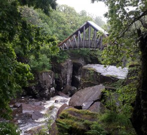 Dřevěný most přes řeku Keltie
