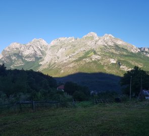 Panorama nad vesnicí Vusanje (masiv Karanfil)