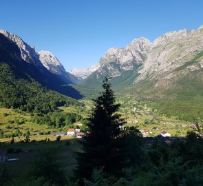 Pohled přes vesnici Vusanje směrem do Albánie