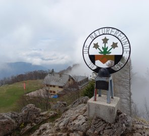 Znak turistického spolku na vrcholu Schoberstainu