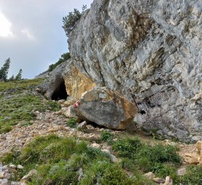 Balvan přes cestu a jeskyně
