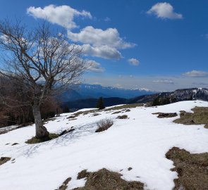 Sněhová pole na vrcholu Hochstaffu