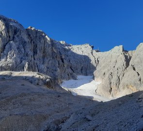 Along the trail - glacier and peak