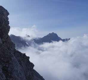 Sestup z Alpspitze, v pozadí Zugspitze