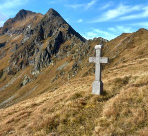 O něco níž stojí kříž s výhledem do údolí