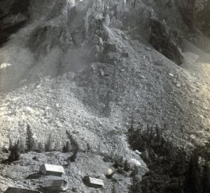 Period photo of the landslide (Wikipedia)