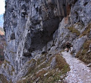 Široký bezpečný kamenný chodník na treku kolem jezera Königsee v Berchtesgadenských alpách
