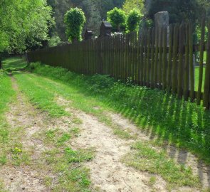 Cesta u plotu hřbitova v Dolním Prysku