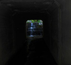 Tunel pod železnicí u Branné - za ním už se jde do lesa