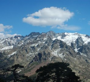 Pohled na masiv Monte Cinta od Haut Asca