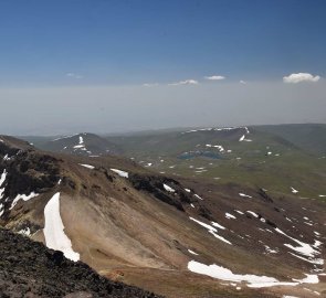 Pohled na jižní vrchol sopky Aragats a jezero Kari