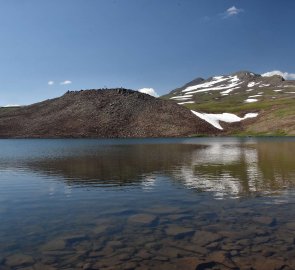 Jezero Kari a masiv hory Aragats