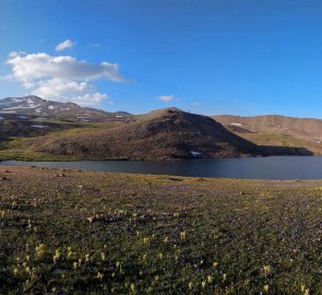 Jezero Kari a masiv hory Aragats