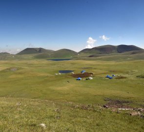 Tábor pastevců a v dálce jezero Aknalich