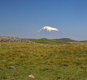 Velkou část trasy nás sleduje jako duch hora Ararat