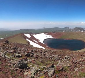 V kráteru sopky je jezero, v pozadí další sopky Geghamských hor