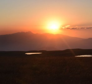 Západ slunce u nejvyšší hory Arménie Aragats