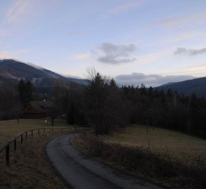 Cesta do údolí s výhledem na Lysou horu