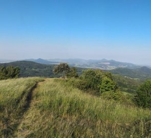 Pohled z Lysé hory na Milešovku v Českém středohoří