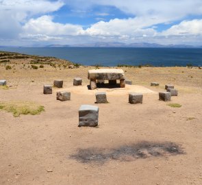 Roca Sagrada - posvátný kámen na ostrově Isla del Sol - místo kde se zrodilo slunco - ostrov Titicaca