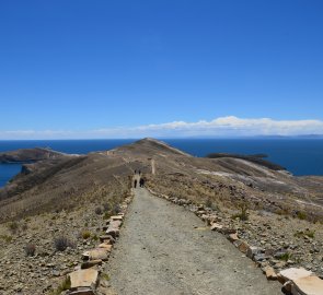 Cesta na hřebenu ostrova Isla del Sol na jezeře Titicaca
