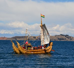 Turistická loď na jezeru Titicaca