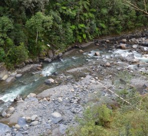 Řeka Rio Unduavi s nedokončenou lávkou