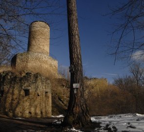 Pohled na věž hradu Cimburk