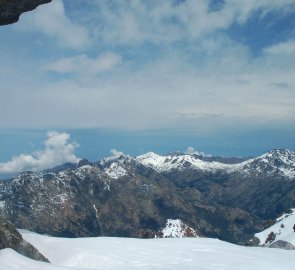 Pohled z vrhcolu hory Pointe des Eboulis směrem na sever ostrova Korsika