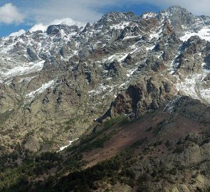 Celkový pohled na horský hřeben a horu Monte Cinto